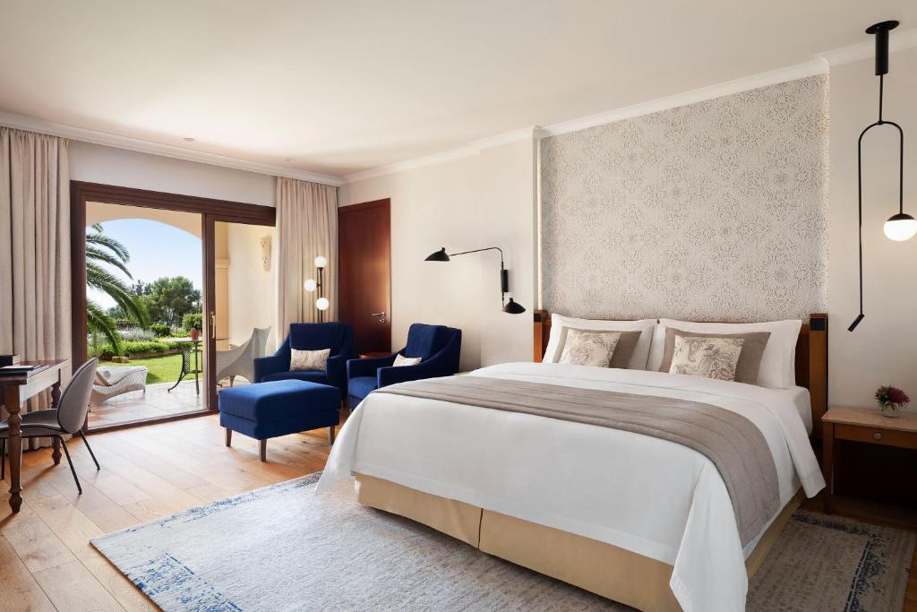 Postel nebo postele na pokoji v ubytování The St. Regis Mardavall Mallorca Resort