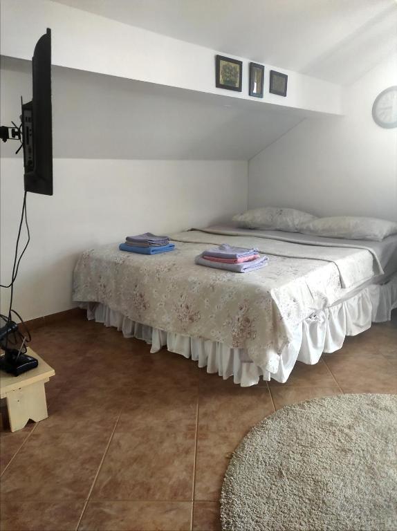 Postel nebo postele na pokoji v ubytování Apartman u sumi nedaleko od mora