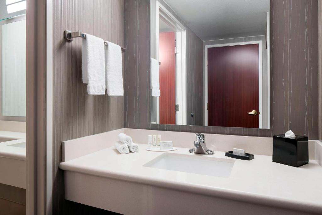 Koupelna v ubytování Courtyard by Marriott Seattle Federal Way