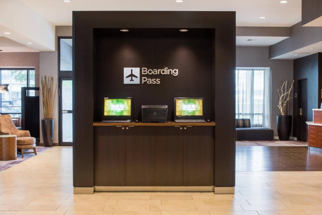 TV a/nebo společenská místnost v ubytování Courtyard by Marriott Seattle Federal Way
