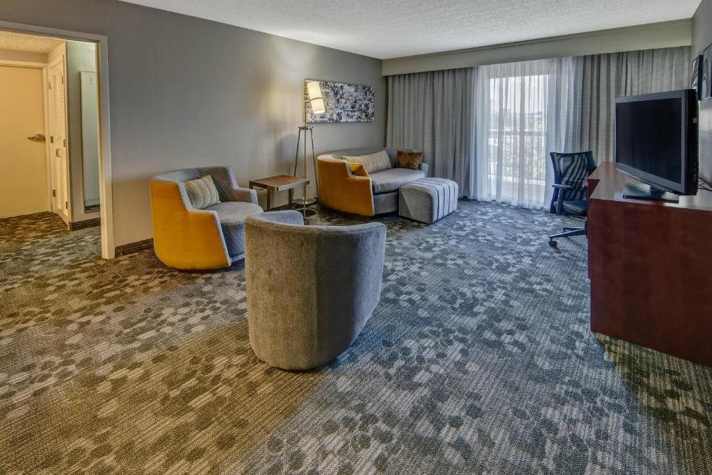 TV a/nebo společenská místnost v ubytování Courtyard by Marriott Abilene Southwest/Abilene Mall South