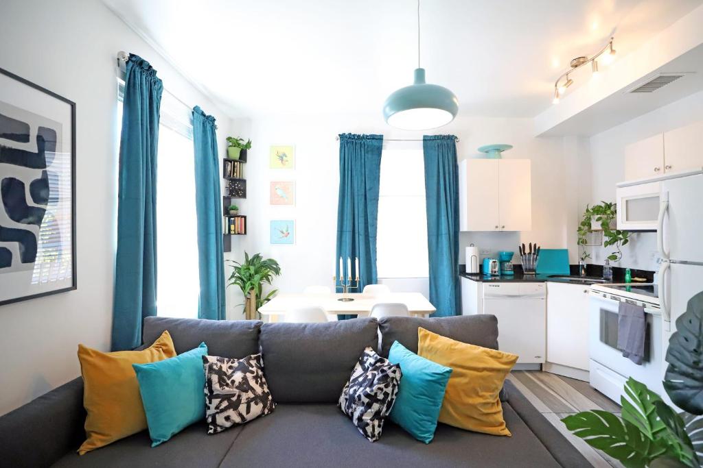 sala de estar con sofá gris y almohadas coloridas en 3 Minute Walk to Beach 2 Bedroom Apartment Family Friendly with No Pet Fee, en Miami Beach