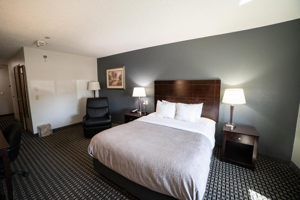 Quality Inn & Suites Watertown near Prairie Lakes Ice Arena - Queen Room - Accessibile/non Fumatori