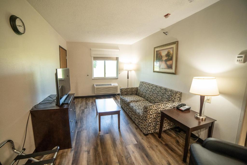Quality Inn & Suites Watertown near Prairie Lakes Ice Arena - 