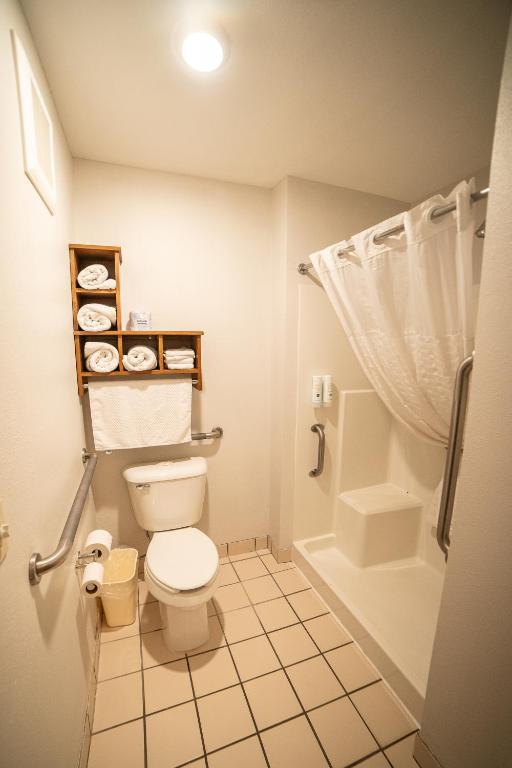 Quality Inn & Suites Watertown near Prairie Lakes Ice Arena - Queen Suite Con Doccia Di Trasferimento - Accessibile/non Fumatori