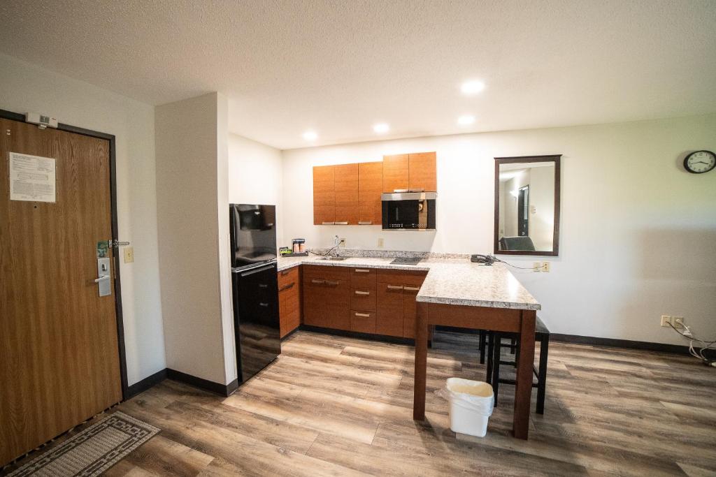 Quality Inn & Suites Watertown near Prairie Lakes Ice Arena - Superior Queen Suite - Non Fumo