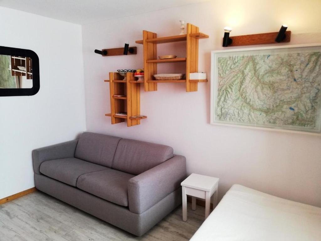 - un salon avec un canapé et une carte murale dans l'établissement Résidence Les Gentianes - Résidence LES GENTIANES N°F18 MAE-4741, à La Plagne Tarentaise