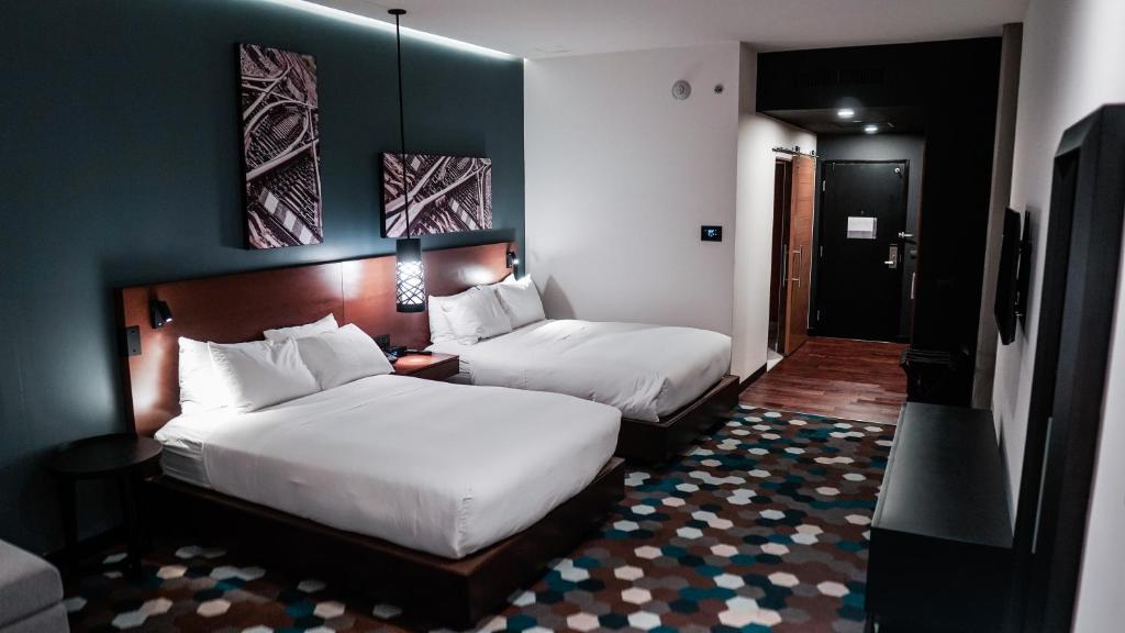 Postel nebo postele na pokoji v ubytování Doubletree By Hilton Celaya