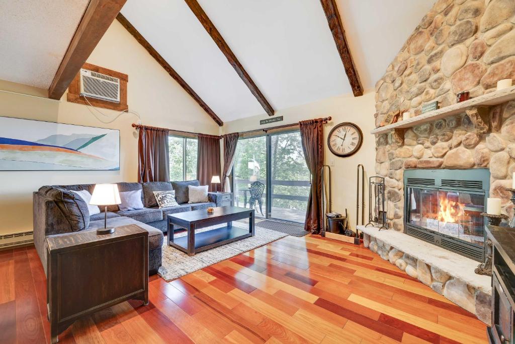 Ruang duduk di Cozy Camelback, Pocono Retreat with Mountain Views!