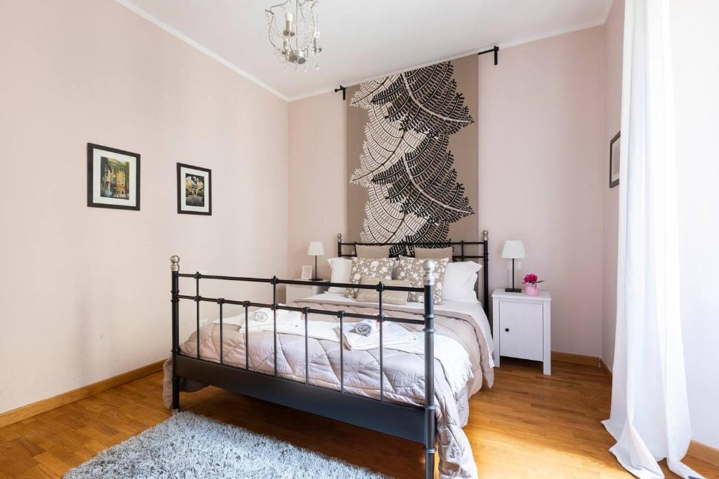 sypialnia z łóżkiem i żyrandolem w obiekcie Florje House w Rzymie