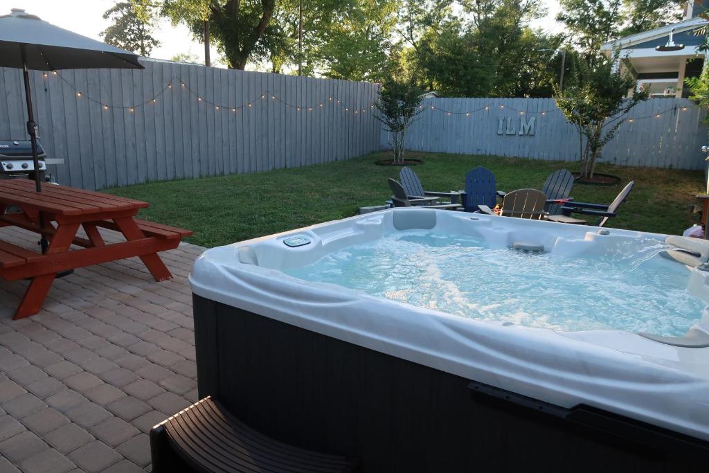 Fotografie z fotogalerie ubytování Downtown 3BR Gem - Hot Tub - Covered Parking - Fenced Yard v destinaci Wilmington