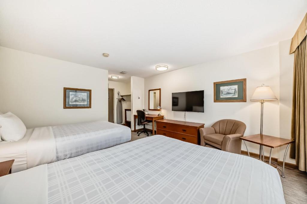 Una cama o camas en una habitación de Jasper Inn & Suites by INNhotels
