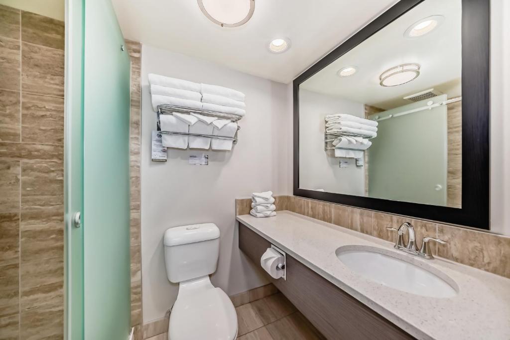 Un baño de Jasper Inn & Suites by INNhotels