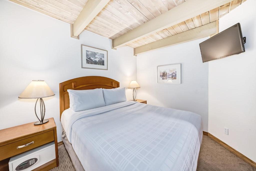 Una cama o camas en una habitación de Jasper Inn & Suites by INNhotels