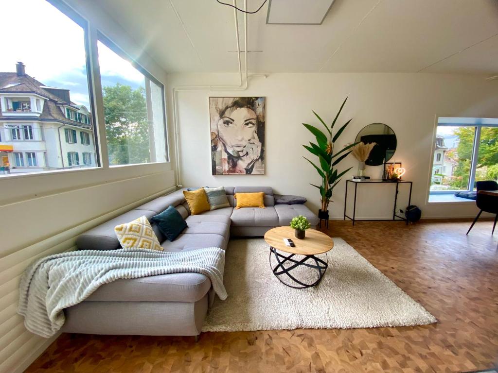 Posezení v ubytování 120m2 modern 3-Bedroom Loft in Zürich