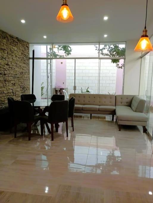 Posezení v ubytování CycIoneda House