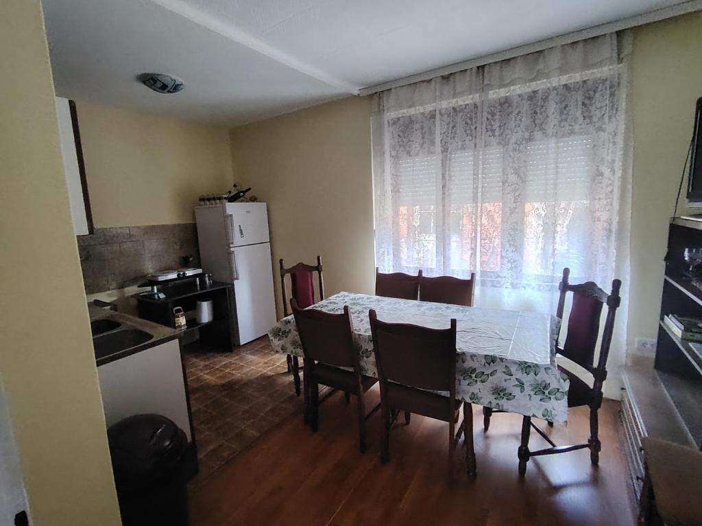 ein Esszimmer mit Tisch und Stühlen und eine Küche in der Unterkunft STD Havela in Kovačica