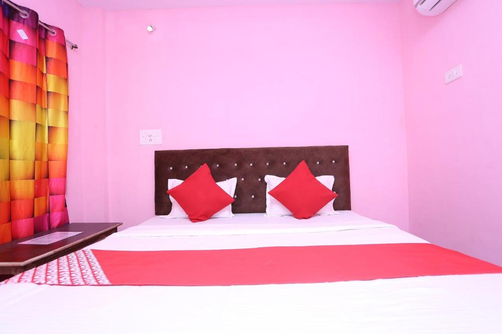 Postel nebo postele na pokoji v ubytování Hotel O Manoj
