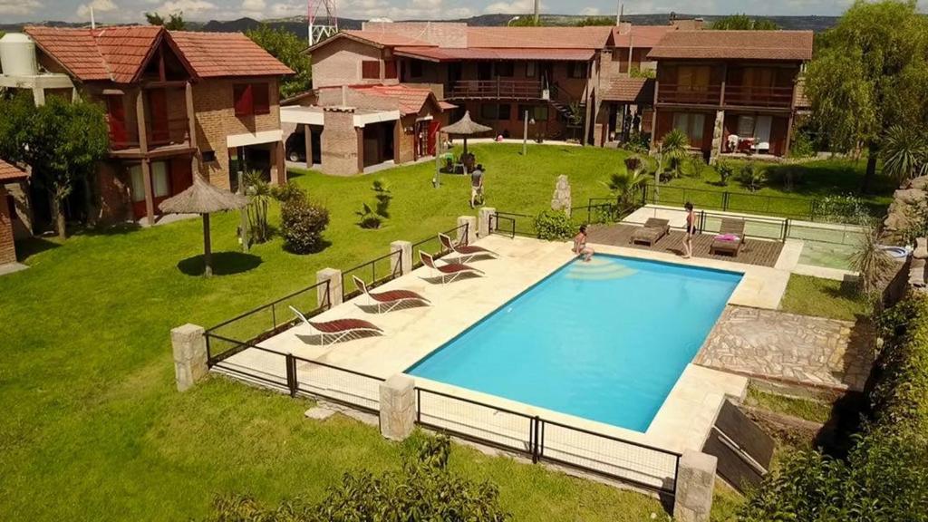 een bovenaanzicht van een zwembad in een tuin bij Altos de Brochero Cabañas & Padel in Villa Cura Brochero