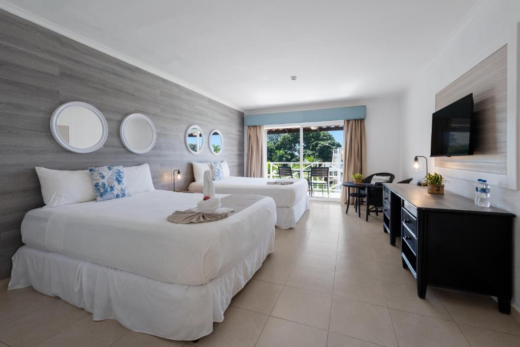 Postel nebo postele na pokoji v ubytování Playa Blanca Beach Resort - All Inclusive