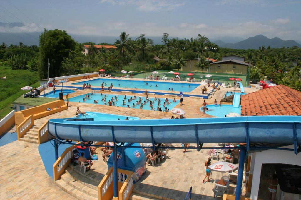 an overhead view of a large swimming pool with people in it at Ilha Morena Praia Hotel in Caraguatatuba