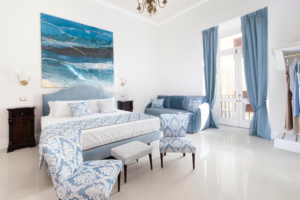 Postel nebo postele na pokoji v ubytování Grace Suites Sorrento
