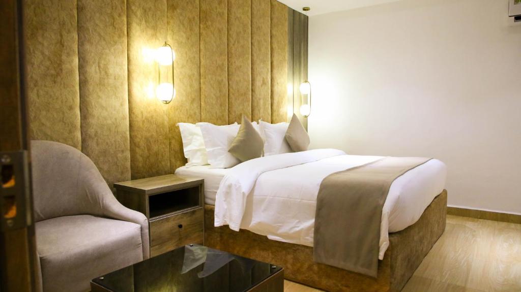 Postel nebo postele na pokoji v ubytování Jukky Hotel Abuja