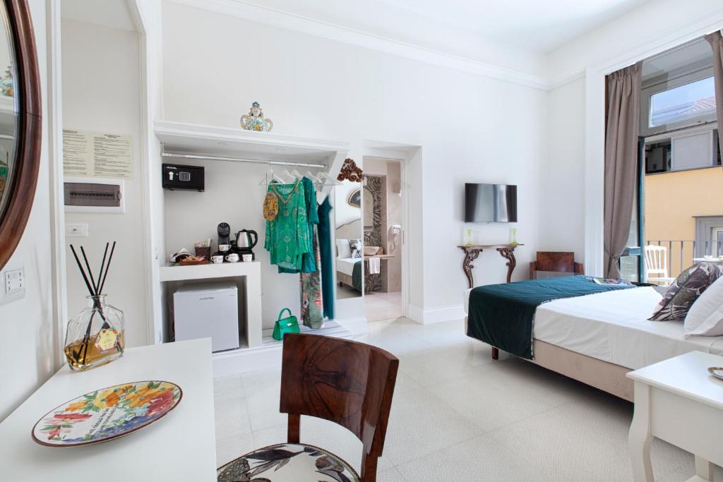 Postel nebo postele na pokoji v ubytování Grace Suites Sorrento
