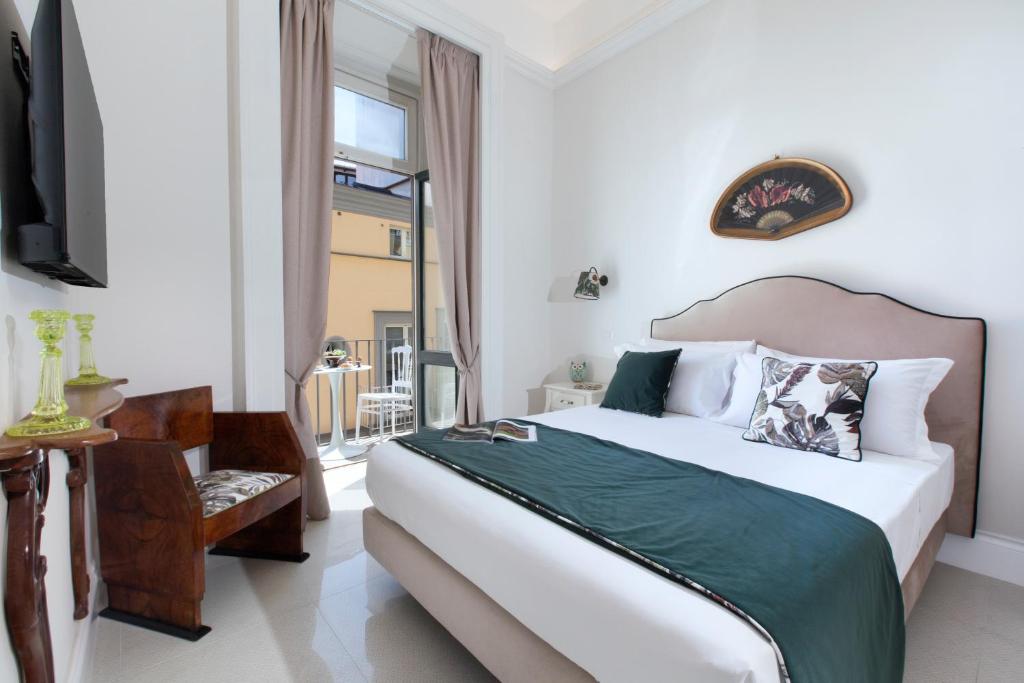 Postel nebo postele na pokoji v ubytování Grace Suites Sorrento