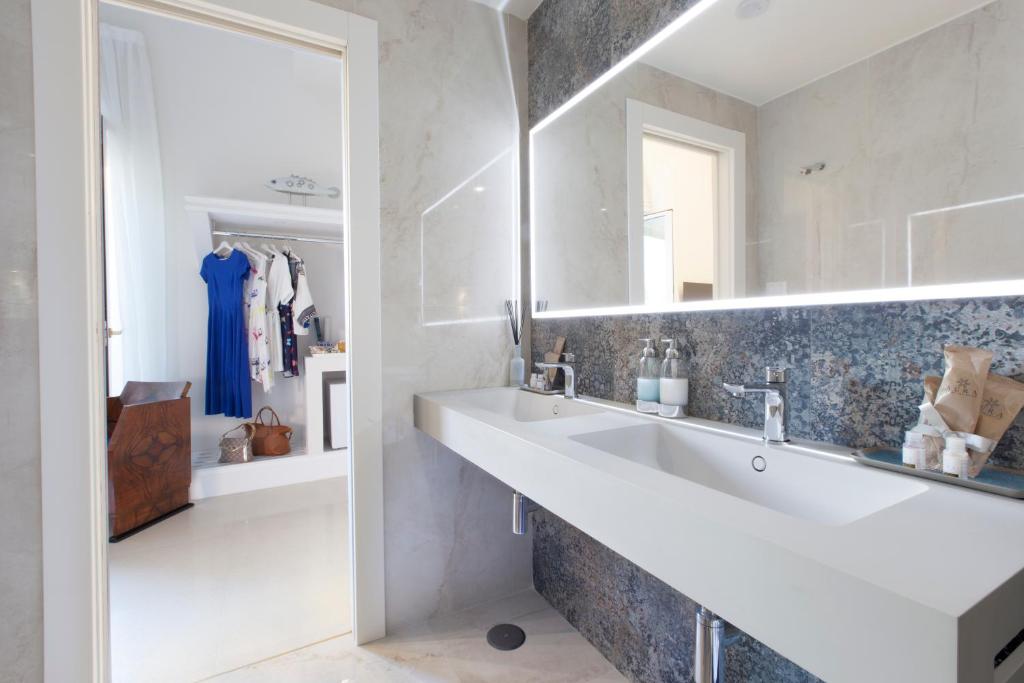 Koupelna v ubytování Grace Suites Sorrento