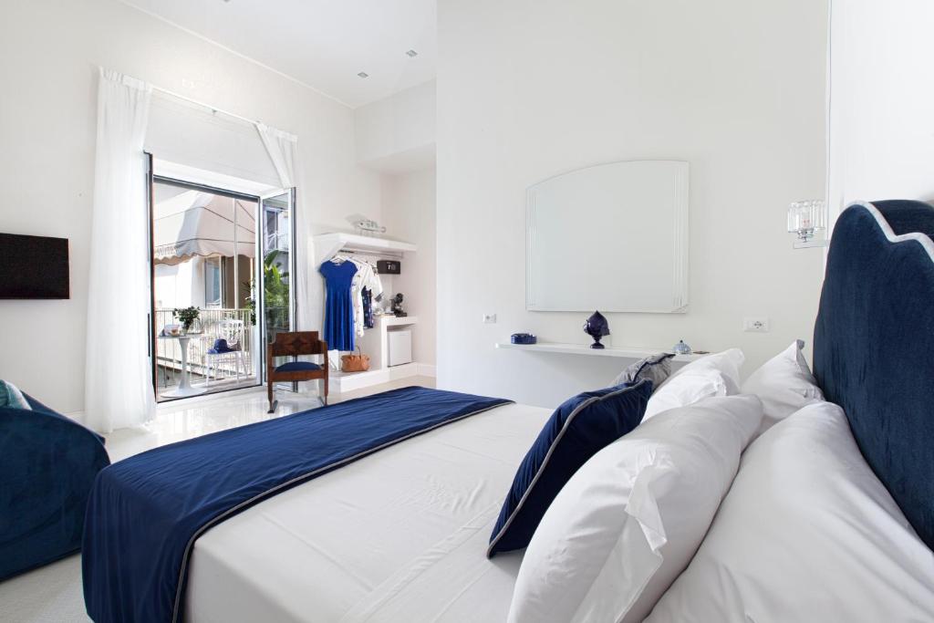 Postel nebo postele na pokoji v ubytování Grace Suites Sorrento