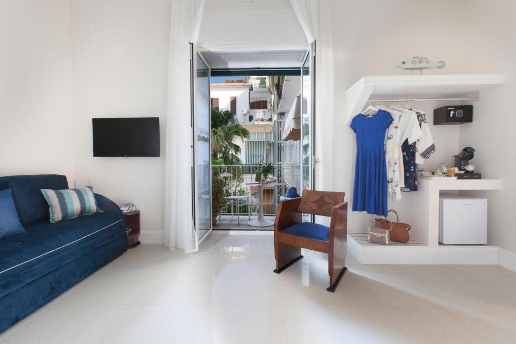 TV a/nebo společenská místnost v ubytování Grace Suites Sorrento