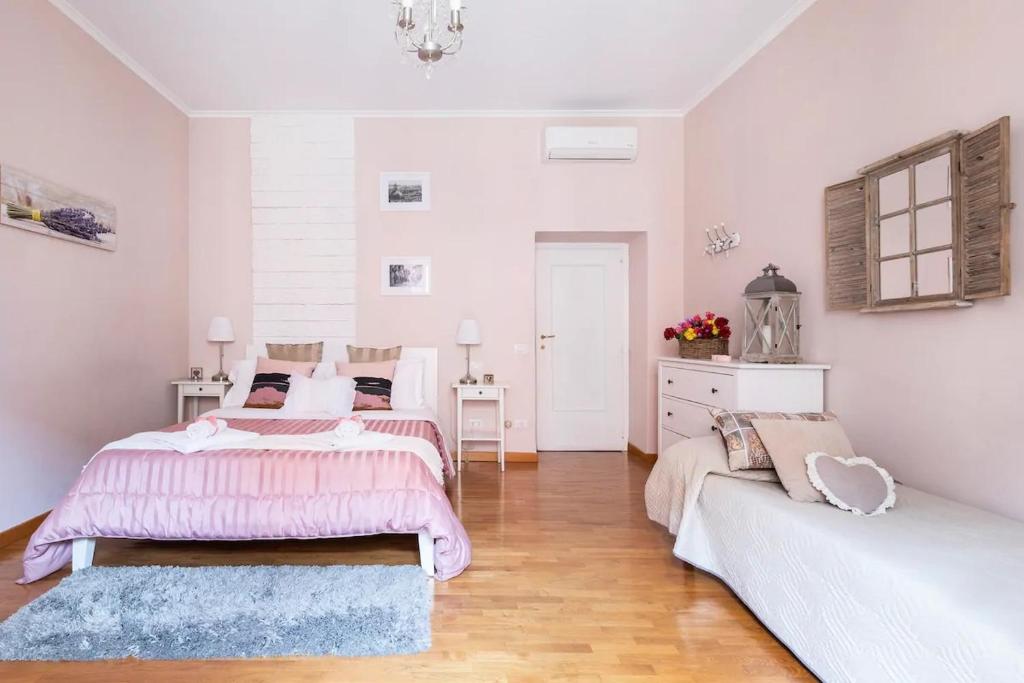 sypialnia z dwoma łóżkami i kanapą w obiekcie Florje House w Rzymie