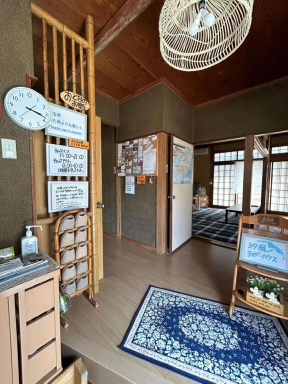 Kuchyň nebo kuchyňský kout v ubytování 汐風ライダーハウス -Shiokaze rider house-
