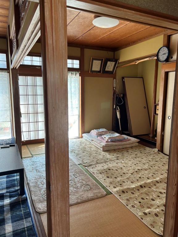 Postel nebo postele na pokoji v ubytování 汐風ライダーハウス -Shiokaze rider house-