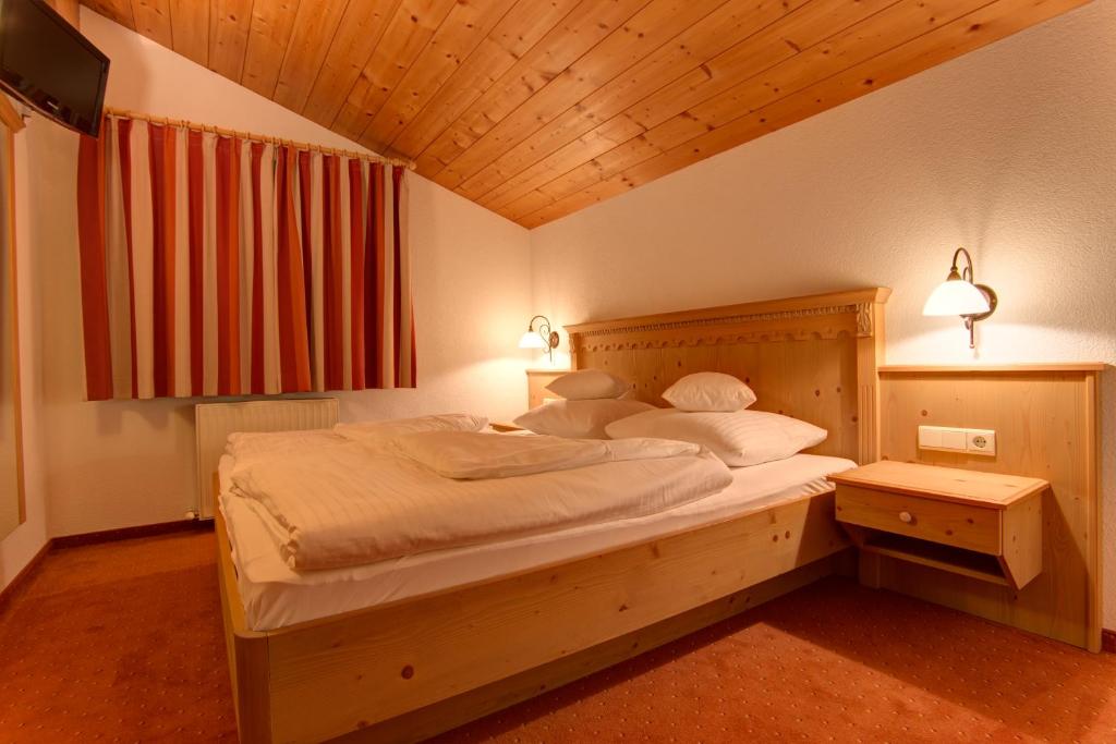 Postel nebo postele na pokoji v ubytování Hotel Garni Feuerstein