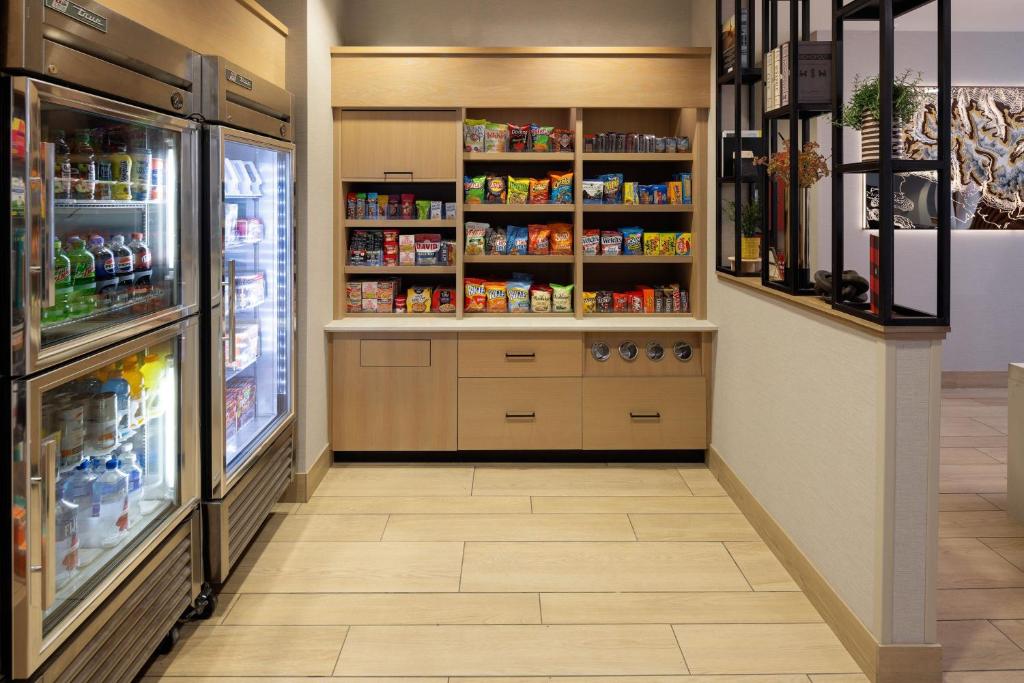 Supermarket nebo jiné obchody v  hotelu nebo okolí