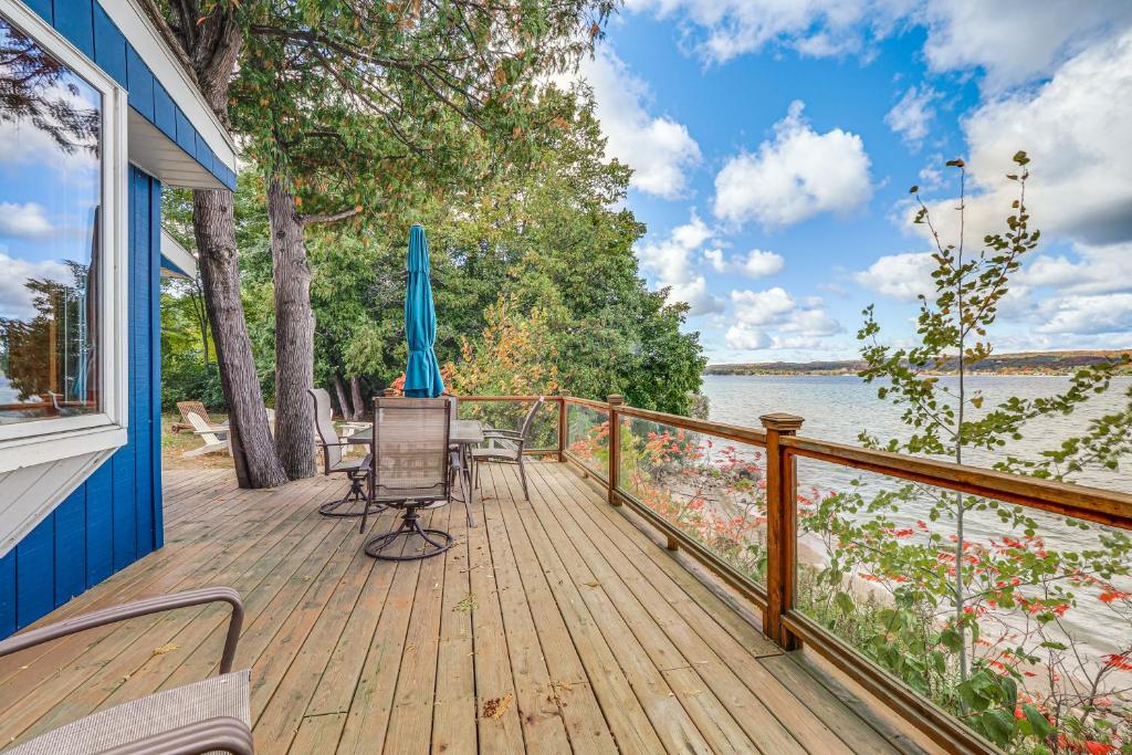 Waterfront Suttons Bay Cottage with Fire Pit!, Suttons Bay (updated ...