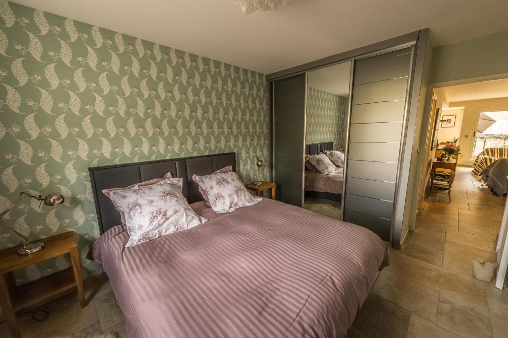 ボーヌにあるラパルトマンのベッドルーム(紫色の掛け布団付きのベッド1台付)