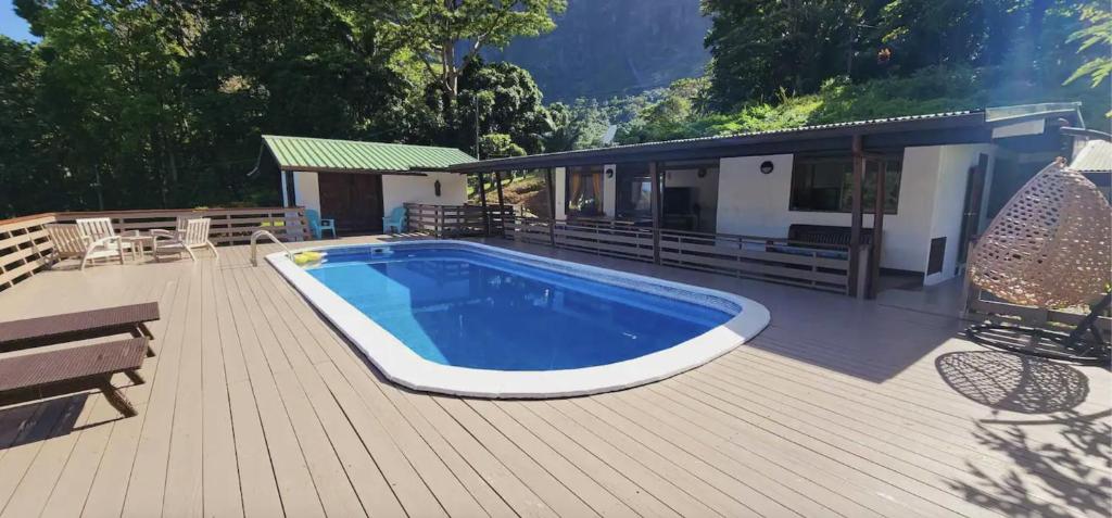 Bazén v ubytování ALAROOTS Maison Piscine MOOREA nebo v jeho okolí