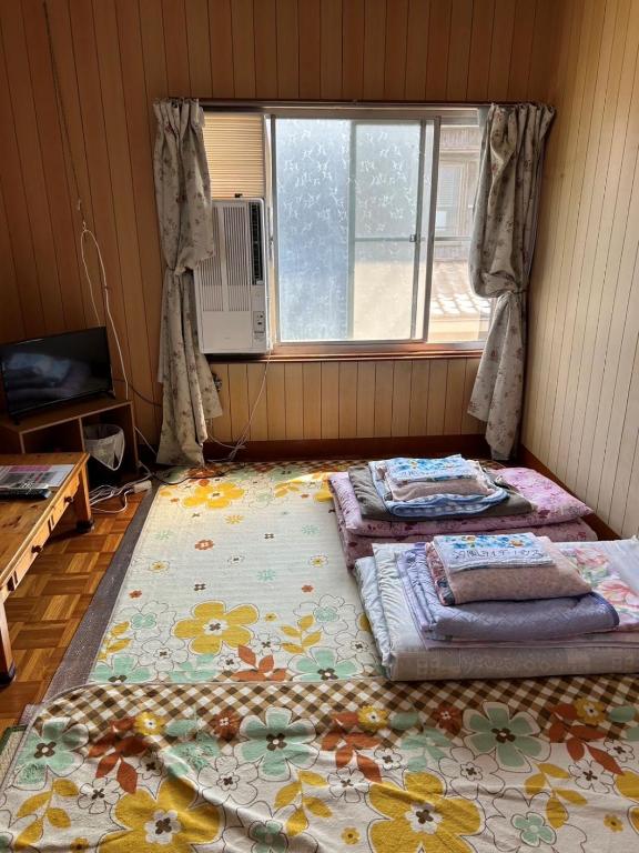 Postel nebo postele na pokoji v ubytování 汐風ライダーハウス -Shiokaze rider house-