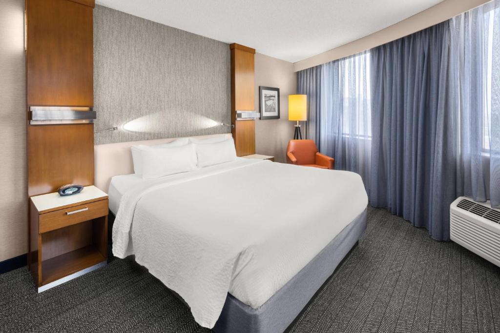 Courtyard by Marriott Minneapolis Downtown photo