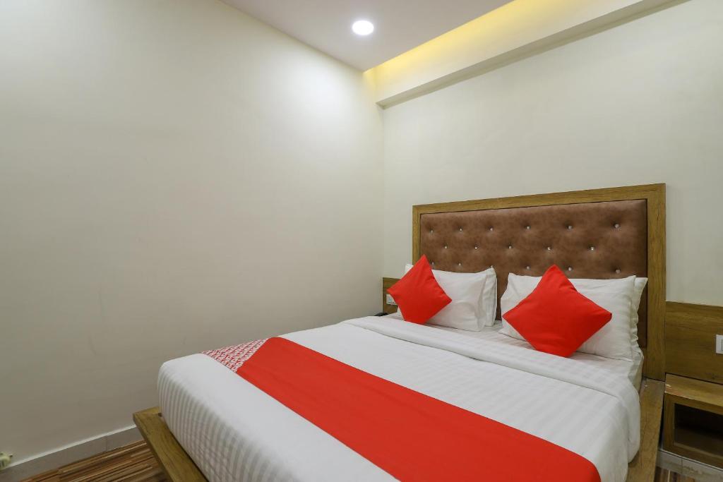 Postel nebo postele na pokoji v ubytování Super Hotel O Shubham Inn