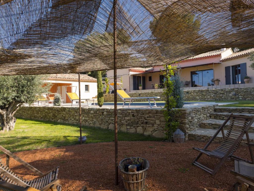 una casa y un patio con sillas y sombrilla en Saint Véran, en Saint-Véran