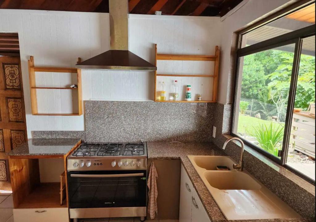 Kuchyň nebo kuchyňský kout v ubytování ALAROOTS Maison Piscine MOOREA