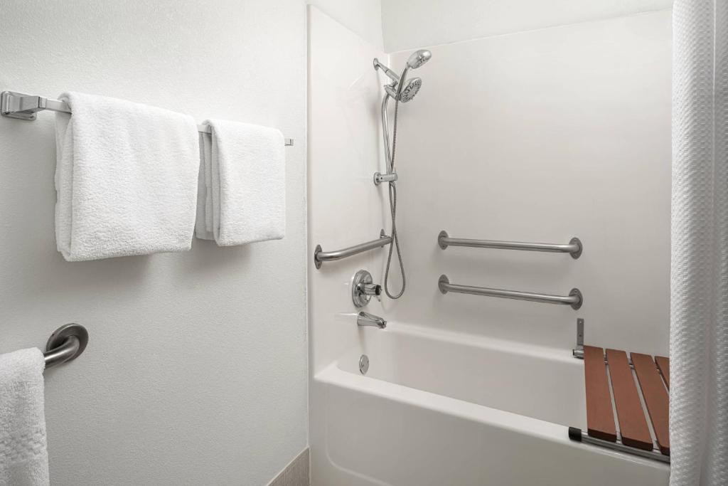 Koupelna v ubytování SpringHill Suites Dallas Arlington North