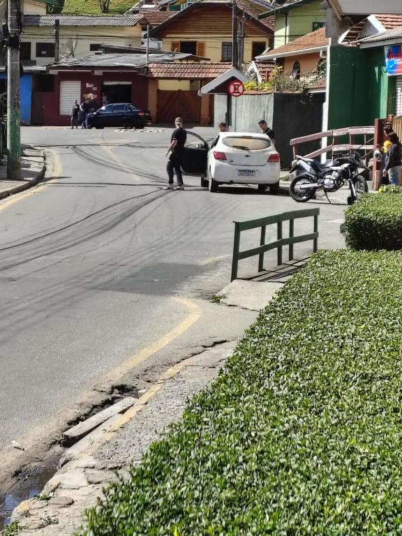 a man riding a skateboard down a street at Casa para temporada in Campos do Jordão
