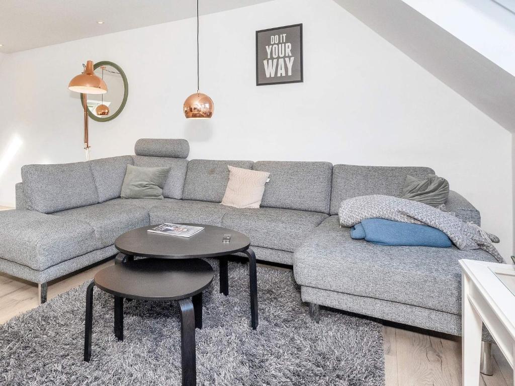 een woonkamer met een grijze bank en een tafel bij Apartment in Frederikshavn Center in Frederikshavn