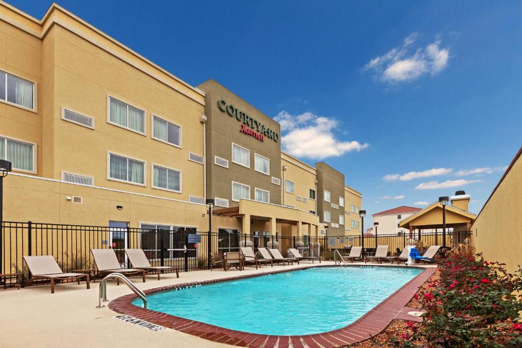 Bazén v ubytování Courtyard by Marriott Odessa nebo v jeho okolí