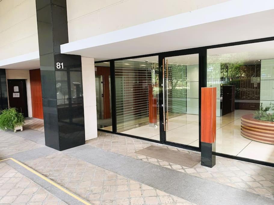 un grand bâtiment avec des fenêtres en verre et un hall dans l'établissement LE PARADIS - 2 chambres, balcon, parking, à Boulogne-Billancourt